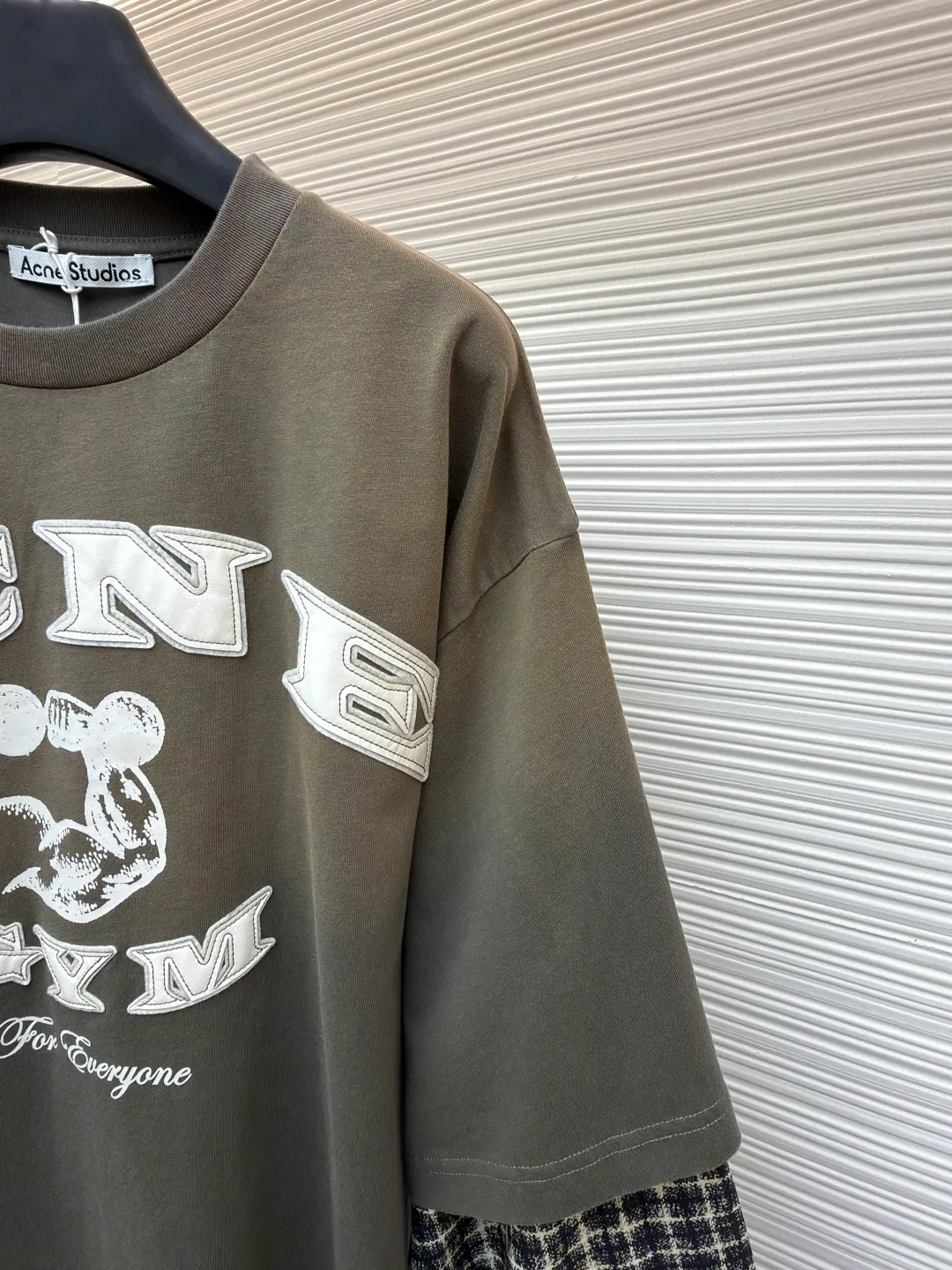 Acne Studios old logo fake two-piece long sleeves ●Original version: purchased and developed for 5500 ●Item number: 1681409-A65 ●Fabric: plain cotton fabric ●Technology: glue printing production ●Color: gray ●Version: fitted version ●Weight: about 425 grams ●Size: S-M-L-XL ●Description: Customized elegant cotton double-ply soft plain weave fabric and plaid moire memory plain weave cotton, soft, delicate and comfortable to the skin A hint of calmness and restraint in gray-toned green exudes a quiet and deep beauty. The ACNE GYM logo on the body is outlined with powerful white lines. For Everyone is simple but contains profound meaning. The old-fashioned effect that is inadvertently smudged meets the carrier of retro sentiment. It makes a stunning appearance in a fake two-piece version. It cleverly simulates the layering effect and is full of fashionable tension. Make every outfit a fashionable feast, using imported machine appliqué technology. Use advanced computer control systems and precision mechanical components to implement ACNE GYM appliqué operations. Present an embroidery effect with both clarity and three-dimensionality, using glue printing. The printing has been modified three times with film screens. Use glue liquid paint to print the pattern on the fabric. Bake the fabric to fix the printing pattern, and use the gradient old-fashioned spray process. Spray dyes of different colors on the surface of the fabric. Realize that clothes can show rich color changes under different lights and increase visual layering. The overall wiring is straight and delicate, the fabric is comfortable and soft, and the color is consistent without color difference. It can be matched with the same style to create a fashionable look and control various occasions. Customized accessories, complete with three standards, same style for men and women!